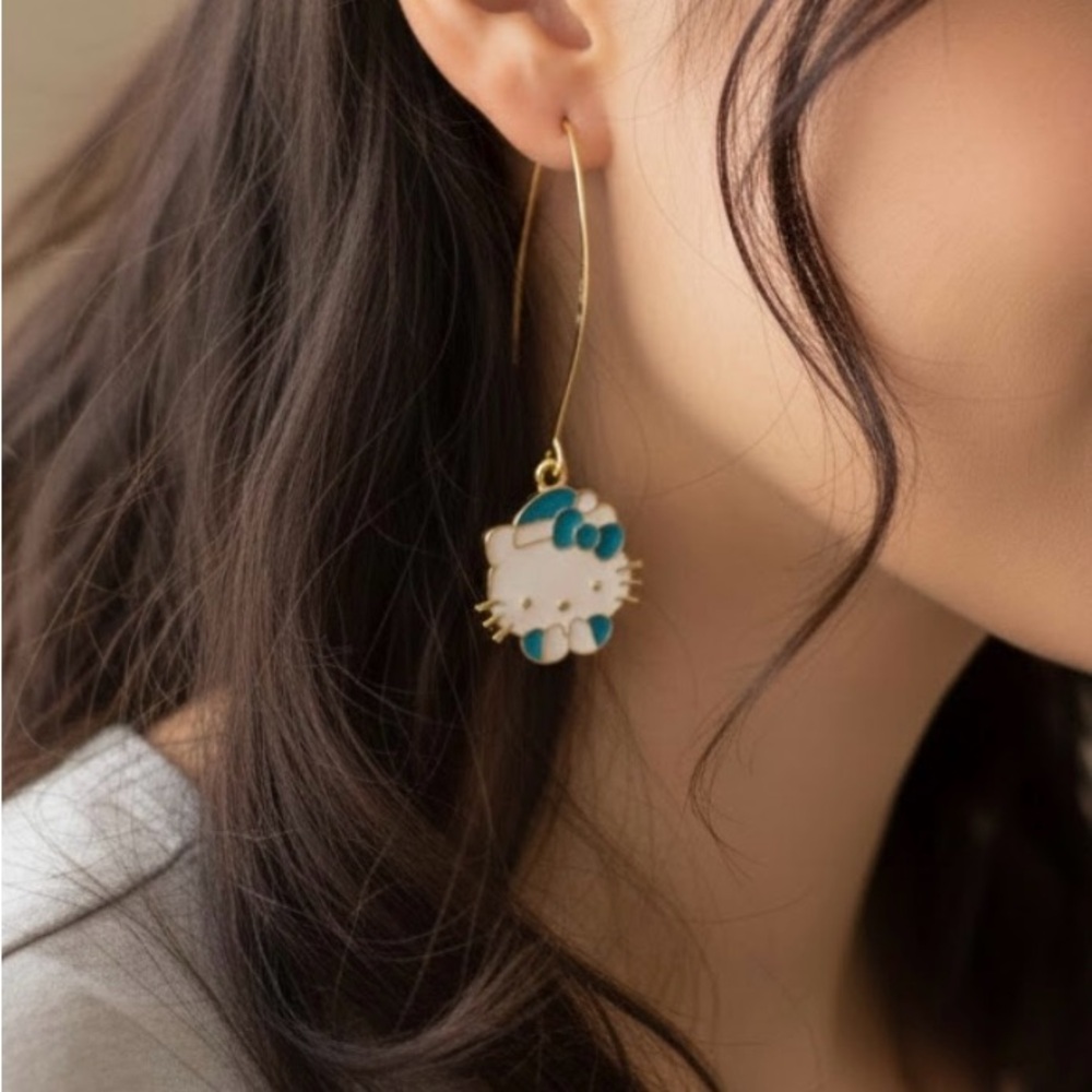 Hello Kitty dangle earrings in gold color!